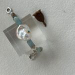 Collier baroque en cristal bleu et turquoise avec perles - Présenté à la main