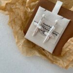 Details zu kreuzförmigen Barockperlen-Ohrringen – Präsentation