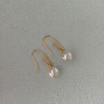 Pendientes Edison de perlas con diseño de gancho y detalles