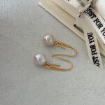 Pendientes de perla Edison con diseño de gancho