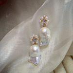 Pendientes de botón de longitud media con perlas barrocas de agua dulce