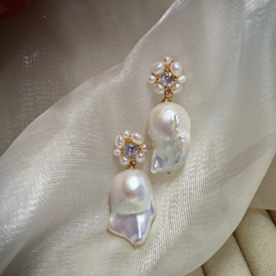 Pendientes de botón de longitud media con perlas barrocas de agua dulce