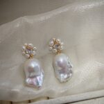 Pendientes de botón de longitud media con perla barroca de agua dulce - Detalles - Ver