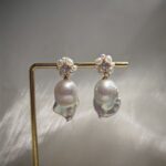 Pendientes de botón de longitud media con perlas barrocas de agua dulce y detalles