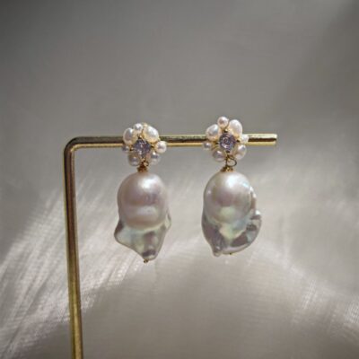 Pendientes de botón de longitud media con perlas barrocas de agua dulce y detalles