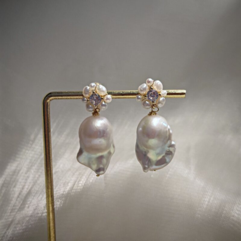 Pendientes de botón de longitud media con perlas barrocas de agua dulce y detalles