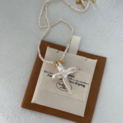 Collier pendentif croix en perles d'eau douce