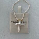 Pendentif croix en perles d'eau douce - Détails - Présentation