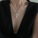 Présentoir pour pendentif croix en perles d'eau douce