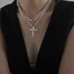 Collier pendentif croix en perles d'eau douce (vue de face)