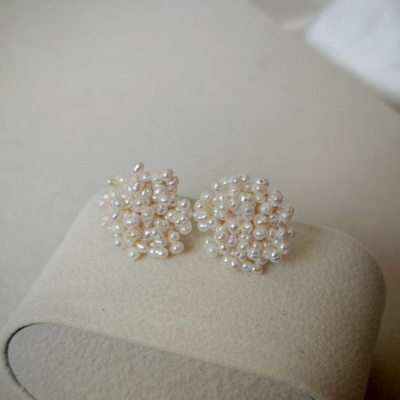 Boucles d'oreilles à clous en perles de riz et fleurs d'eau douce