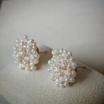 Boucles d'oreilles à clous en perles de riz et fleurs d'eau douce - Détails - Présentation