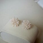 Boucles d'oreilles à clous en perles de riz et fleurs d'eau douce - Détails