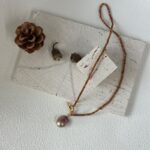Collier de perles de grenat avec pendentif en perle baroque irisée