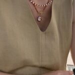 Collier de perles de grenat avec pendentif en perle baroque irisée (vue arrière)