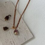Collier de perles de grenat avec pendentif en perle baroque irisée - Détails détaillés
