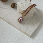 Collier de perles de grenat avec pendentif en perle baroque irisée