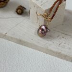 Collier de perles de grenat avec pendentif en perle baroque irisée - Détails - Présentation