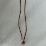 Collier de perles de grenat avec pendentif en perle baroque irisée