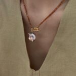 Collier de perles de grenat avec pendentif en perle baroque irisée (présentoir frontal)