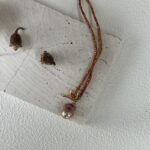Collier de perles de grenat avec pendentif en perle baroque irisée et détails raffinés