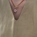 Collier de perles de grenat avec pendentif en perle baroque irisée - Image SKU