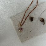 Collier de perles de grenat avec pendentif en perle baroque irisée