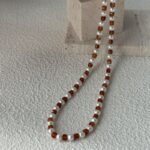 Présentation du collier de perles de grenat et de perles d'eau douce