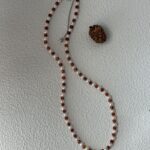 Détails du collier de perles de grenat et de perles d'eau douce
