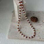 Collier de perles de grenat et de perles d'eau douce : présentation détaillée
