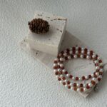 Présentoir pour collier de perles de grenat et de perles d'eau douce