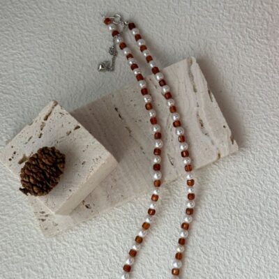 Exhibición de collares de perlas de agua dulce y cuentas de granate