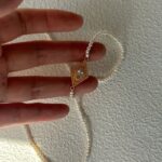 Collier de perles œil-de-grec avec pendentif en argent plaqué or - Détails - Présentation