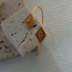 Collier de perles œil-de-grec avec pendentif argenté plaqué or et présentoir frontal