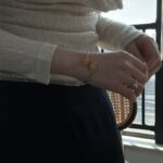 Collier œil-de-grec en perles avec pendentif argenté plaqué or - Modèle présenté