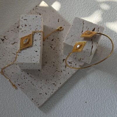 Collier de perles œil-de-grec avec pendentif argenté plaqué or et présentation latérale