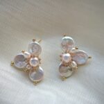 Pendientes de botón con forma de flor de perla de agua dulce envueltos a mano