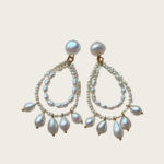 Detalles de los pendientes de perlas de agua dulce hechos a mano