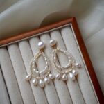 Pendientes colgantes de perlas de agua dulce hechos a mano con detalles