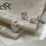 Boucles d'oreilles à clous en perles d'eau douce style baroque en forme de cœur - Détails - Présentation