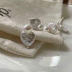 Présentoir de boucles d'oreilles à clous en forme de cœur, de style baroque et de perles d'eau douce