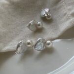 Boucles d'oreilles clous en forme de cœur, style baroque, perles d'eau douce, vue de face