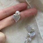 Boucles d'oreilles à clous en forme de cœur, style baroque, perles d'eau douce, détails apparents