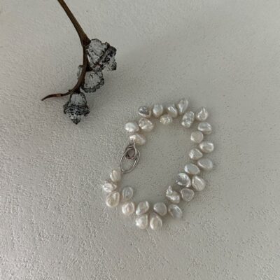 Pulsera de perlas de agua dulce Keshi con cierre de plata de ley