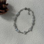 Collier de perles baroques mélangées sur présentoir