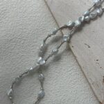 Défilé de colliers de perles baroques et scintillants