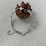 Collier de perles baroques mélangées et pépites à présenter sur la main