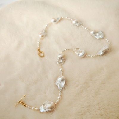 Collier ras du cou en nacre irisée d'eau douce naturelle style baroque