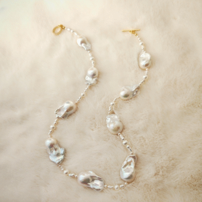 Collier ras-de-cou naturel, baroque, perle irisée, style eau douce