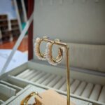 Pendientes de botón con perlas naturales de agua dulce en forma de C